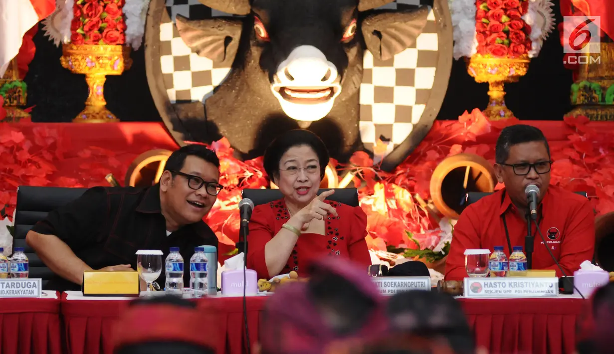 Ketua Umum PDIP, Megawati Soekarno Putri (tengah) saat rapat koordinasi penetapan pasangan Cagub dan Cawagub Bali di Jakarta, Sabtu (11/11). PDIP mengusung I Wayan Koster dan Tjokorda Oka Arthadan di Pilgub Bali 2018. (Liputan6.com/Helmi Fithriansyah)