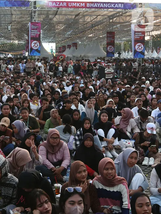 Ribuan orang terlihat antusias menghadiri acara puncak peringatan Hari Bhayangkara ke-78. (Liputan6.com/Angga Yuniar)