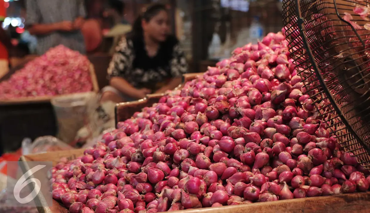 Harga bawang merah mengalami kenaikan hingga 40 persen. kenaikan harga hingga Rp 45 ribu per kg yang sebelumnya seharga Rp30 ribu per kg di Pasar Kramatjati, Jakarta, Selasa (8/3). (Liputan6.com/Angga Yuniar)