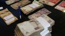 Tumpukan uang kertas rupiah rusak yang akan ditukarkan di Gedung Bank Indonessia, Jakarta (4/4). Adapun syarat penukaran uang rusak adalah minimal 2/3 bagian uang masih utuh dan masih ada nomor seri. (Merdeka.com/Arie Basuki)