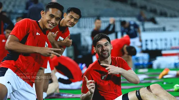 Sandy Walsh dan Rizky Ridho pada sesi latihan Timnas Indonesia (c) PSSI