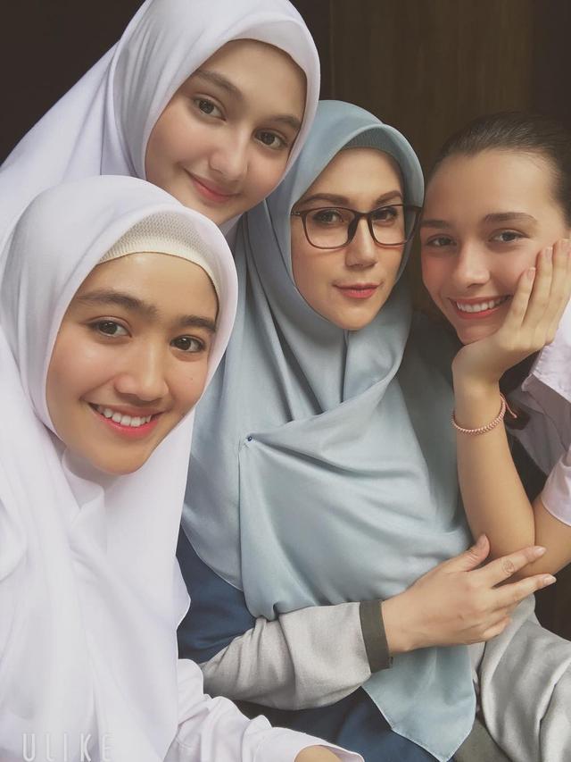 7 Potret Laura Jackson, Adik Zoe Jakson yang Tak Kalah Memesona