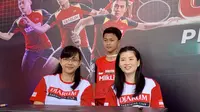 Mantan atlet bulu tangkis Indonesia Maria Kristin Yulianti (kiri) dan Debby Susanto (kanan) saat menghadiri sesi meet and greet dengan peserta Audisi Umum PB Djarum 2024 di GOR Djarum, Jati, Kudus pada Kamis (12/9/2024). (Liputan6.com/Melinda Indrasari)