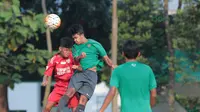 Duel pemain Timnas Indonesia U-16 dan pemain Top Skor U-16  pada laga uji coba di Lapangan Atang Sutresna, Cijantung, Kamis (10/5/2018). Tim Top Skor U-16 menang 2-0 atas Timnas Indonesia U-16. (Bola.com/Nick Hanoatubun)