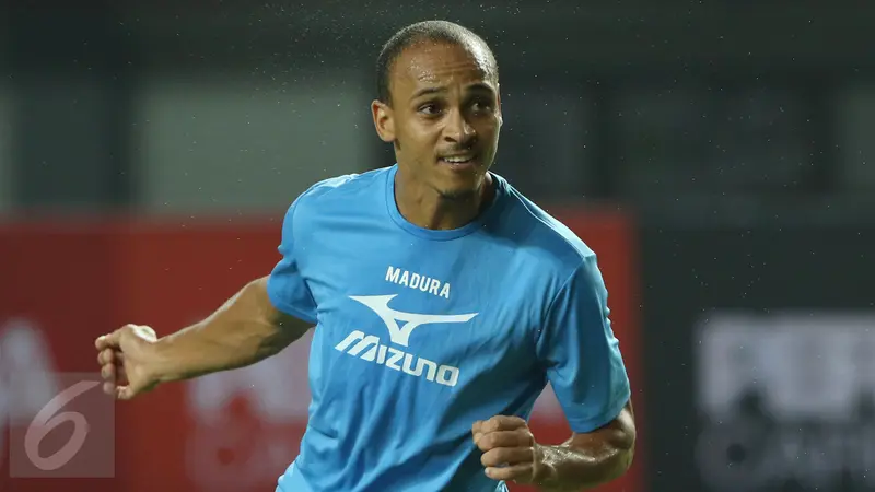 Striker Madura United, Peter Osaze Odemwingie