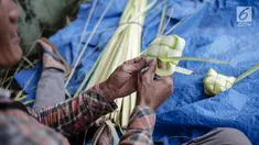 Pedagang sedang menganyam kulit ketupat di Pasar Palmerah, Jakarta, Rabu (2/6). Jelang lebaran penjualan kulit ketupat mulai ramai, omsetnya melonjak hingga 10 kali lipat. (Liputan6.com/Faizal Fanai)