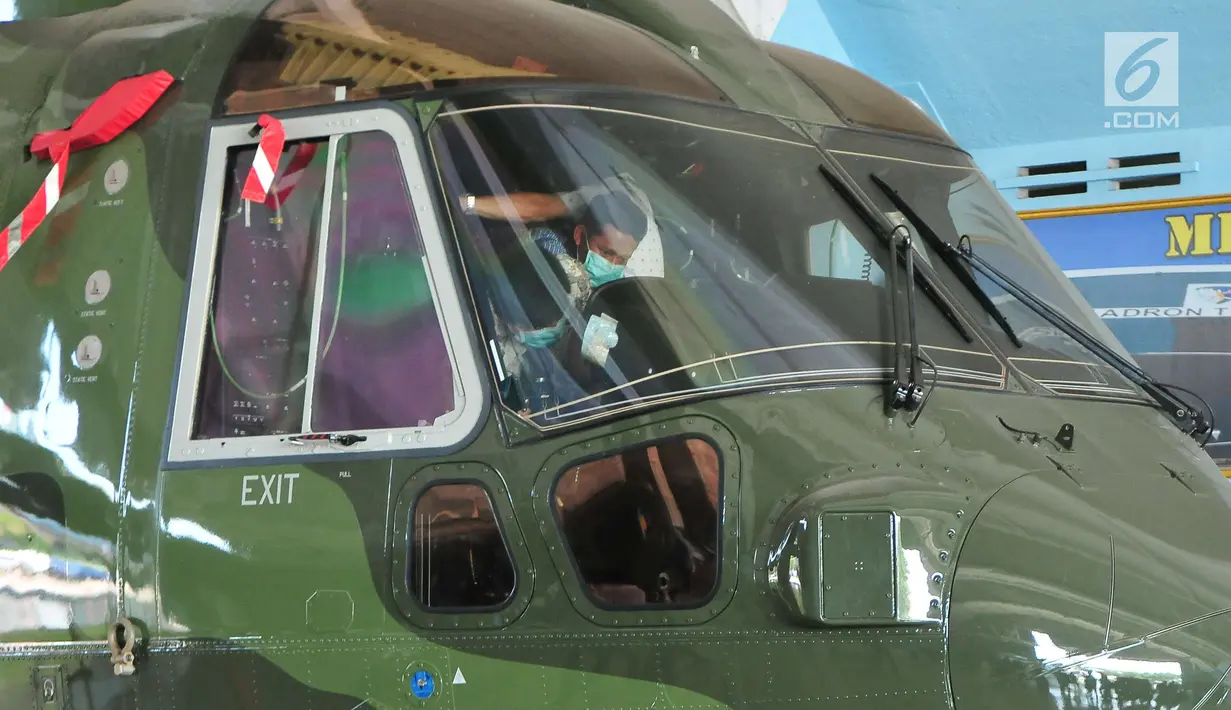 Penyidik KPK melakukan pemeriksaan di dalam Helikopter Agusta Westland 101 (AW-101) di Pangkalan Udara Halim Perdanakusuma, Jakarta (24/8). Mulai dari atas, samping, bawah, hingga dalam heli dicek dan difoto oleh penyidik. (Liputan6.com/Helmi Afandi)