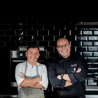 Executive Chef Ritz-Carlton Jakarta Pacific Place Chef Willmer Colmenares dan Chef Victor Taborda dari Sudestada Jakarta (Foto: Ritz-Carlton Jakarta Pacific Place)