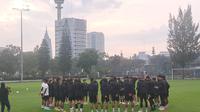 Sesi latihan Timnas Indonesia di Lapangan A, Komplek Stadion Utama Gelora Bung Karno, Rabu (4/1/2022) jelang semifinal Piala AFF 2022 melawan Vietnam sempat terganggu hujan. (Bola.com/Muhammad Adiyaksa)
