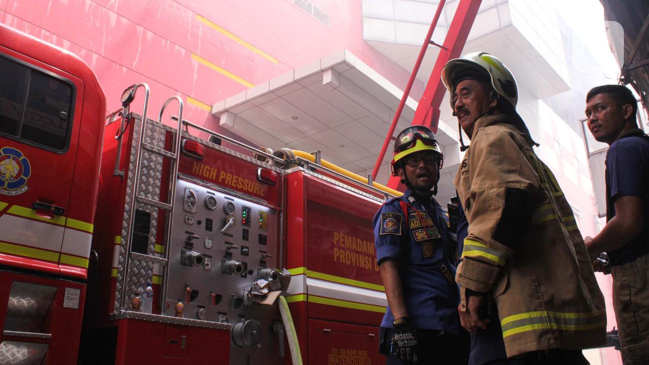 12 Jam Terbakar, Pemadaman Glodok Plaza Masuk Tahap Pendinginan