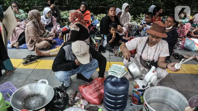 Warga Kampung Bayam Kembali Dirikan Tenda Darurat di Balai Kota