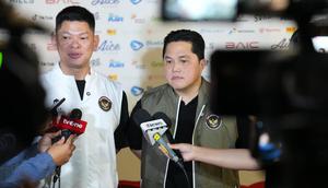 Ketua NOC Indonesia, Raja Sapta Oktohari (kiri), bersama Menteri Pemuda dan Olahraga (Menpora) RI, Erick Thohir, membagikan kabar terbaru terkait Tim Indonesia di SEA Games 2025 di Rumah Indonesia, Bangkok, pada Senin (15/12/2025) malam WIB. (Bola.com/Bagaskara Lazuardi)