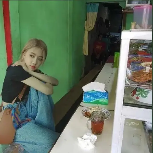 6 Editan Foto Jika Blackpink Makan di Pecel Lele dan Warteg Ini Kocak