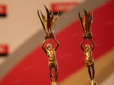 Piala Djarum Superliga 2017 dipamerkan saat jumpa pers di Hotel Kempinski, Jakarta, Rabu (11/1/2017). Sempat absen, Djarum Superliga tahun ini akan diselenggarakan di kota pahlawan, Surabaya. (Bola.com/Vitalis Yogi Trisna)