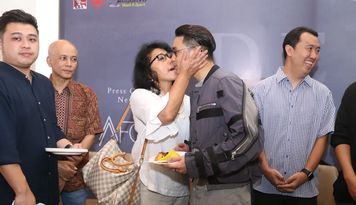 Menurut penyanyi kelahiran Jakarta, 27 Mei 1989 itu, album Dekade yang baru saja dirilis merupakan rangkuman perjalanan kariernya di dunia musik yang dirintis sejak tahun 2008 silam. (Nurwahyunan/Bintang.com)