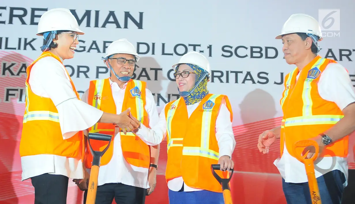 Menkeu Sri Mulyani (kiri) bersalaman saat seremonial pembangunan Kantor Pusat Otoritas Jasa Keuangan (OJK) di Jakarta, Selasa (2/4). Gedung Indonesia Financial Center akan memiliki dua tower. (Liputan6.com/Angga Yuniar)
