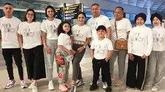 Melalui akun Instagram miliknya, Krisdayanti dan keluarganya kompak mengenakan pakaian berwarna putih dengan bertulisan The Lemos Family. Krisdayanti dan keluarga tengah menikmati liburan bersama di Eropa. (Liputan6.com/IG/krisdayantilemos)