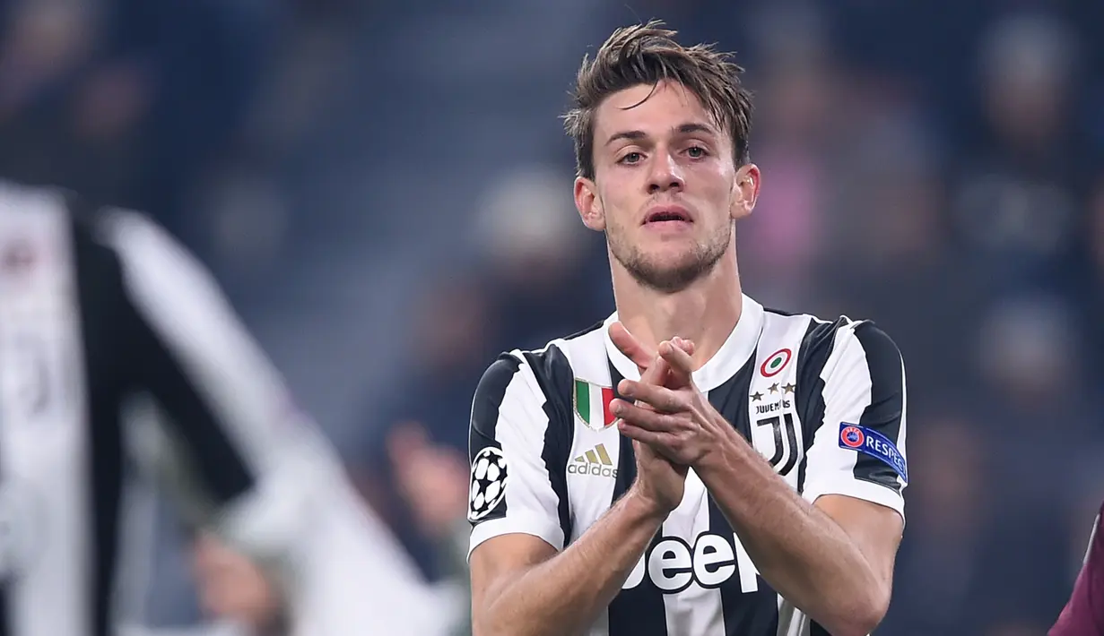 Foto file diambil pada 22 November 2019. Bek Juventus, Daniele Rugani, saat menghadapi Barcelona pada laga Liga Champions di Turin. Rugani dinyatakan positif terkena virus corona, yang diumumkan klub Juventus pada 11 Maret 2020. (AFP/Filippo Monteforte)