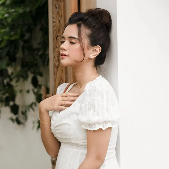 Audi Marissa memperlihatkan perhiasan cincin dan anting miliknya (https://www.instagram.com/p/CHzCfnFAUjX/)