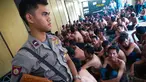 Anggota Polres Jakarta Utara mengamankan sebanyak 112 preman di Cilincing, Jumat (29/8/14). (Liputan6.com/Faizal Fanani)