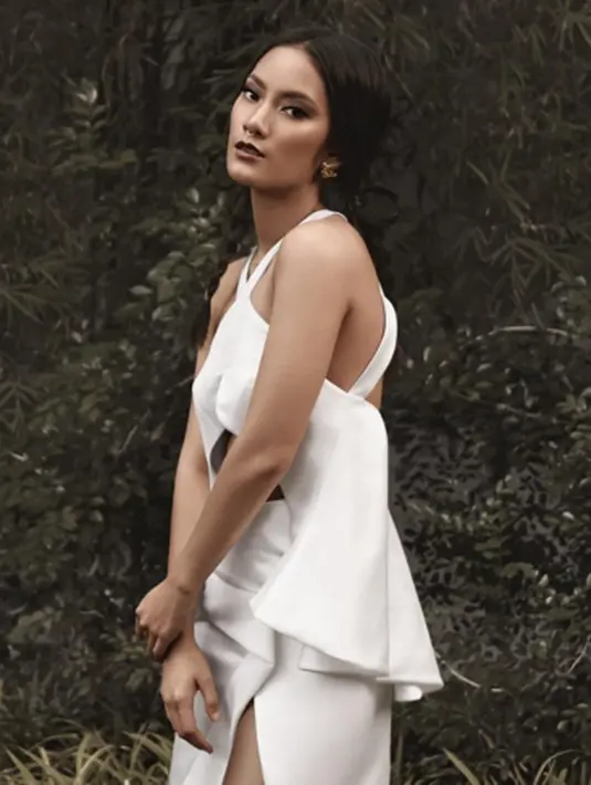 Kembali ke tanah air, Tara Basro aktris ibu kota pun tidak mau kalah dengan seleb Hollywood lainnya. Tara yang mempunyai rambut hitam berkilau menambah aura kecantikannya saat tampil diberbagai acara televisi. (via instagram@tarabasro/Bintang.com)