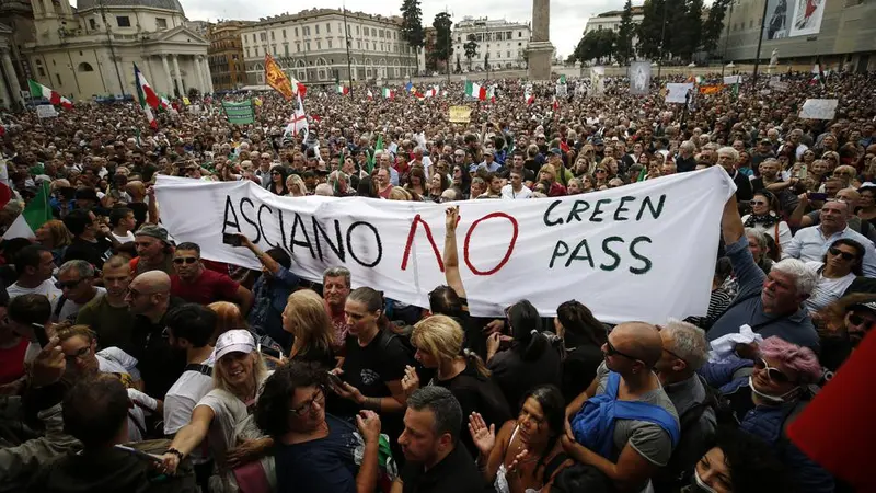 Orang-orang berkumpul di alun-alun Piazza del Popolo selama protes, di Roma, Sabtu, 9 Oktober 2021. (Cecilia Fabiano/LaPresse via AP)