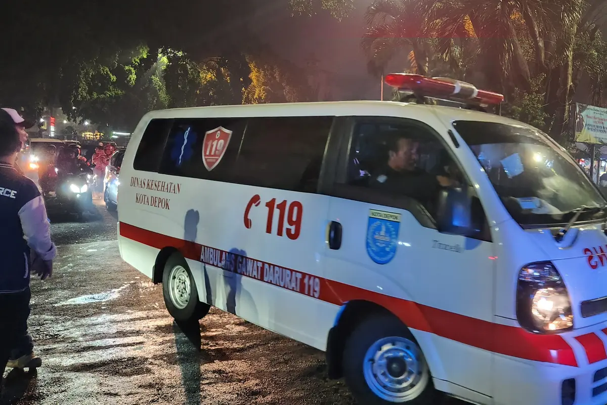 Ambulans yang membawa korban terkena petasan