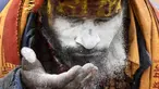 Seorang Sadhu (orang suci Hindu) mengoleskan wajahnya di dekat kuil Pashupatinath pada malam festival Hindu Maha Shivaratri di Kuil Pashupatinath di Kathmandu (20/2/2020). Maha Shivaratri, sebuah festival Hindu yang dirayakan sebelum kedatangan musim semi. (AFP/Prakash Mathema)