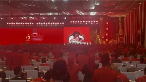 Megawati Soekarnoputri menangis bertemu Hasto Kristiyanto di Kongres PDIP. (Liputan6.com/Putu Merta Surya Putra)