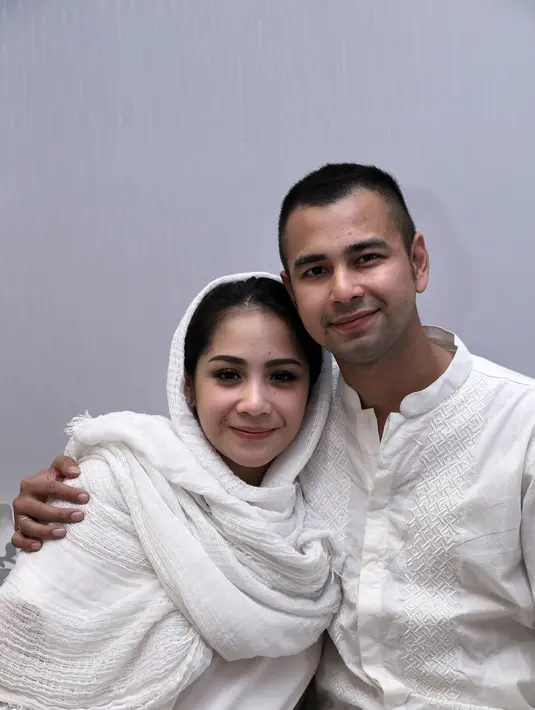 Dari dalam kamar mereka, Raffi dan Nagita memberikan senyum mereka khusus untuk pembaca bintang.com (Foto: Galih W Satria)