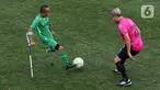 Pemain tim Garuda Indonesian Amputee Football (INAF) saat laga persahabatan dengan tim Selebritis FC di Lapangan C Komplek Gelora Bung Karno, Jakarta, Senin (14/12/2020). Laga ini bagian kampanye duta Piala Dunia U-20 2021 dan mematangkan fisik tim Garuda INAF. (Liputan6.com/Helmi Fithriansyah)