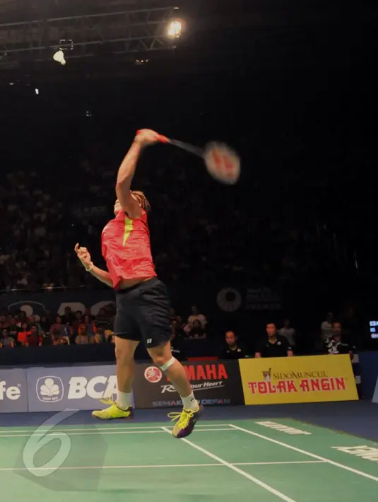 Aksi Kento Momata asal Jepang saat melawan Jan O Jorgensen di final Indonesia Open Superseries Premier 2015, Jakarta, Minggu (7/6/2015). Kento menang 16-21, 21-19, 21-7. (Liputan6.com/Andrian M Tunay)