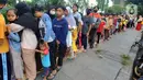 Warga dengan tertib mengantre untuk mendapatkan takjil gratis. (merdeka.com/Arie Basuki)