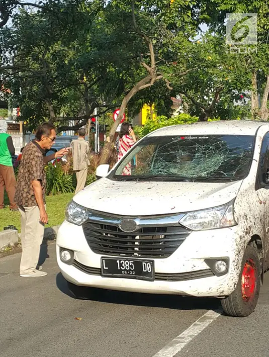 Sebuah mobil mengalami kerusakan akibat ledakan bom di salah satu gereja di Surabaya, Minggu (12/5). Ledakan bom terjadi di tiga gereja, yaitu Gereja Santa Maria, GKI Wonokromo Diponegoro, dan Gereja di Jalan Arjuno. (Liptan6.com/Istimewa)