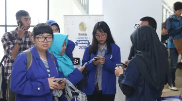 Mahasiswa berbagai kampus bersiap mengikuti Workshop Session Emtek Goes to Campus 2018 di Gedung 2 Universitas Padjajdaran, Bandung, Selasa (4/12). Sesi workshop diisi sejumlah materi termasuk jurnalistik media on line. (Liputan6.com/Helmi Fithriansyah)