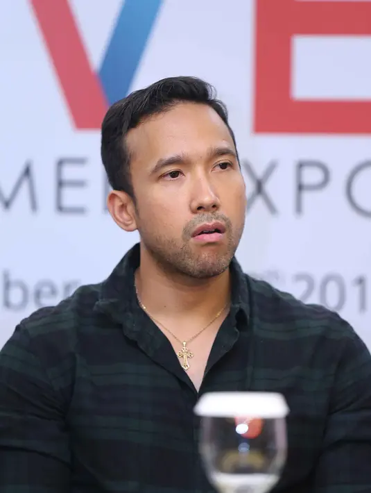 "Mereka lebih jujur dan lebih tulus. Meski laku gak laku tapi tetep bikin yang terbaik kalau urusan karya," kata Maruli Tampubolon di Hotel Grand Kemang, Jakarta Selatan, Jumat (26/5). (Nurwahyunan/Bintang.com)