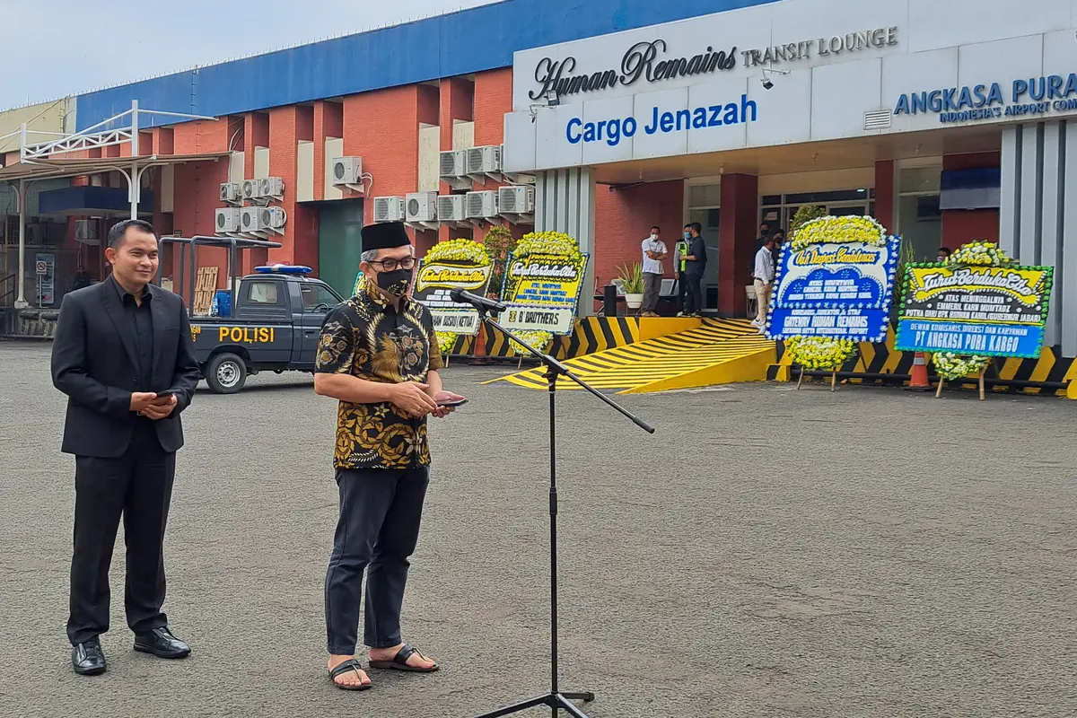 Kakak kandung Gubernur Jawa Barat Ridwan Kamil, Erwin Muniruzaman, di Kargo Jenazah Bandara Soetta, Minggu (12/6/2022) (Liputan6.com/Pramita Tristiawati)