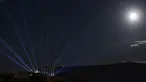 Acropolis dan Parthenon terlihat diterangi dengan sistem pencahayaan baru di Athena, Yunani (30/9/2020). Sistem pencahayaan baru di Acropolis dan Parthenon tersebut, yang menggunakan perlengkapan pencahayaan LED berdaya rendah, diluncurkan pada Rabu (30/9). (Xinhua/Marios Lolos)