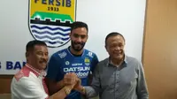 Playmaker asal Argentina, Marcos Flores resmi teken kontrak di Persib Bandung. (Bola.com/Erwin Snaz)