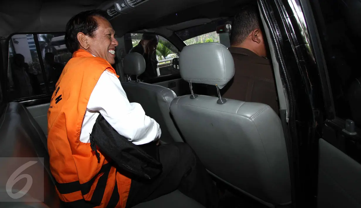 Mantan Bupati Tanah Laut, Adriansyah berada di mobil tahanan KPK, Jakarta, Kamis (6/8). Anggota Komisi IV DPR dari F-PDIP itu diperiksa dalam dugaan suap terkait perizinan tambang batubara di Tanah Laut, Kalimantan Selatan. (Liputan6.com/Helmi Afandi)