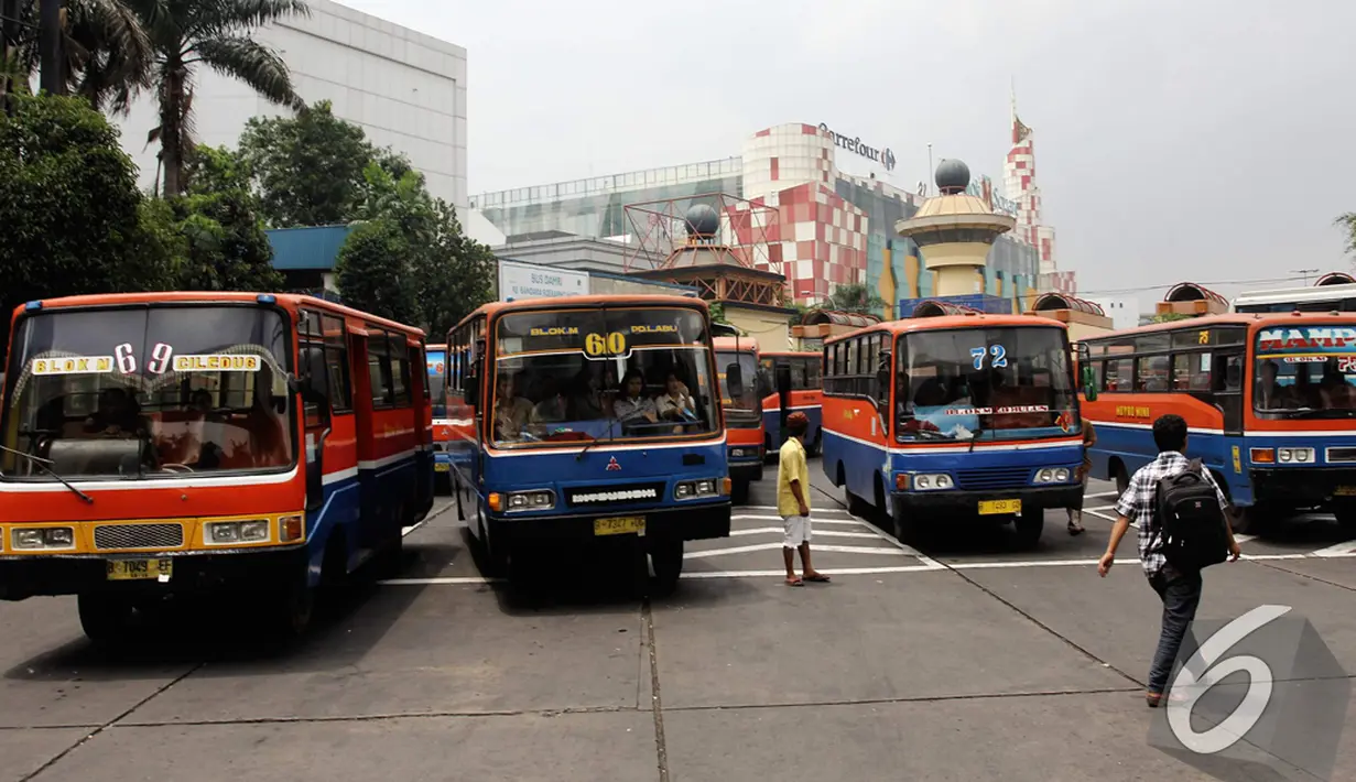 Sebanyak 65 Persen kendaraan umum di Jakarta Perlu diremajakan, Jakarta, Senin (17/11/2014) (Liputan6.com/Faizal Fanani)