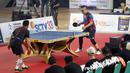 Pertandingan antara Denny Cagur dan Abdel Achrian berlangsung seru dan sengit. Cing Abdel sapaan akrab Abdel Achrian memang terlihat diatas angin dan dengan mudah saat melawan Denny Cagur. (Bola.com/Abdul Aziz)