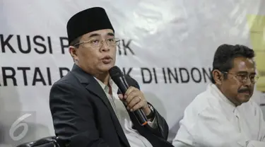 Calon Ketua Umum Partai Golkar Ade Komarudin menjadi pembicara dalam diskusi partai politik di Jakarta, Jumat (29/4/2016). Diskusi tersebut membahas babak baru partai politik di Indonesia. (Liputan6.com/Faizal Fanani)