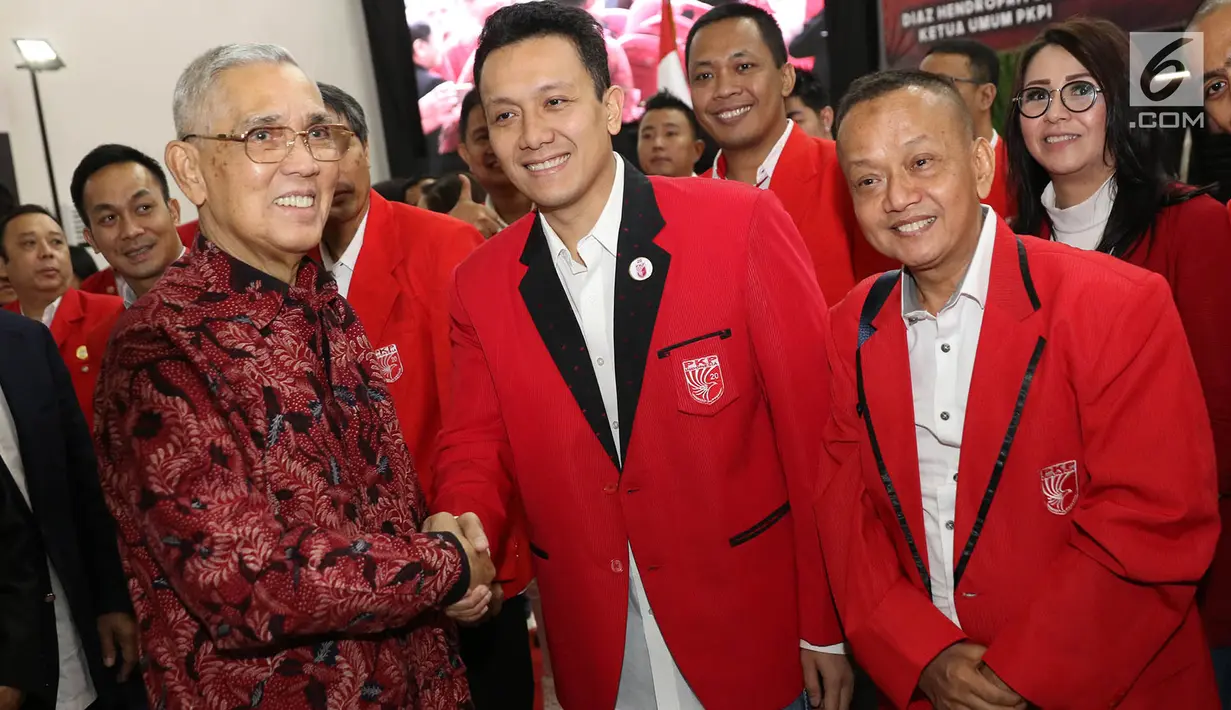 Ketua Dewan Pembina PKPI, Try Sutrisno, menyampaikan ucapan selamat kepada Ketua Umum PKPI Diaz Hendropriyono saat pelantikan pengurus DPN PKPI periode 2018-2024 di Jakarta, Rabu (30/5). (Liputan6.com/Immanuel Antonius)