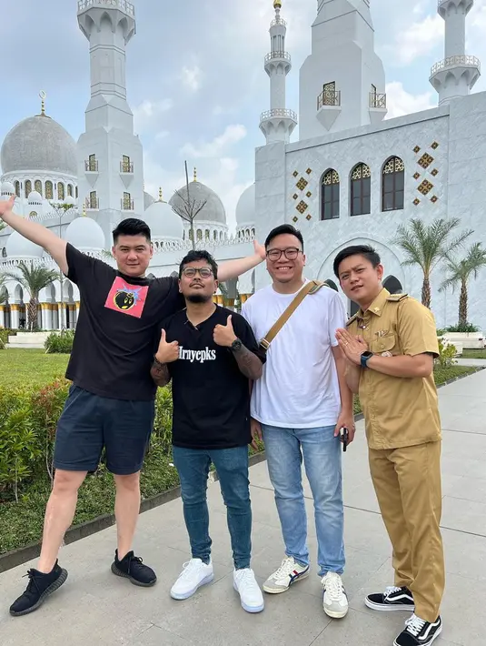 "Studi banding Masjid terbaru dan terbesar di Solo bersama kawan kawan," tulis chef Arnold dalam keterangan foto di laman Twitter-nya. Kunjungannya ke Masjid Raya Sheikh Zayed itu pun menuai berbagai komentar dari warganet. (Liputan6.com/IG/@arnoldpo)