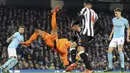 Aksi kiper Newcastle, Karl Darlow mengamankan bola dari kejaran pemain Manchester City apada laga Premier League di Etihad Stadium, Manchester, (20/1/2018).  Manchester City menang 3-1. (AP/Rui Vieira)