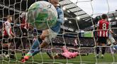 Manchester City berhasil memetik poin penuh dalam laga lanjutan Liga Inggris 2025/2026 saat menjamu Brentford di Etihad Stadium, Manchester, Inggris, Sabtu (09/05/2026) waktu setempat. (AFP/Darren Staples)