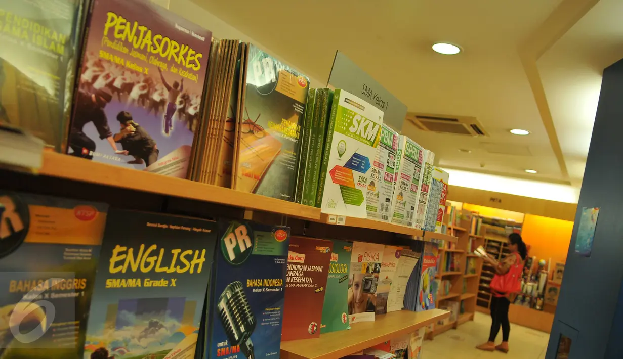 <p>Pembeli memilih buku pelajaran di sebuah toko buku di Jakarta, (12/7). Menjelang dimulainya tahun ajaran baru 2016/2017 penjualan buku materi pelajaran dan buku tulis di toko buku mengalami peningkatan sekitar 50 persen. (Liputan6.com/Gempur M Surya)</p>