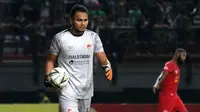 Dimas Galih, kiper Persebaya di Liga 1 2019. ( Bola.com/Aditya Wany)