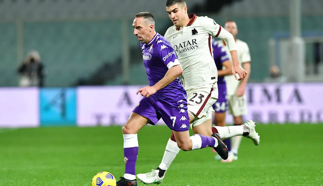 Pemain Fiorentina, Franck Ribery, berusaha melewati pemain AS Roma, Gianluca Mancini, pada laga Liga Italia di Stadion Artemio Franchi, Rabu (3/3/2021). AS Roma menang dengan skor 2-1. (Jennifer Lorenzini/LaPresse via AP)